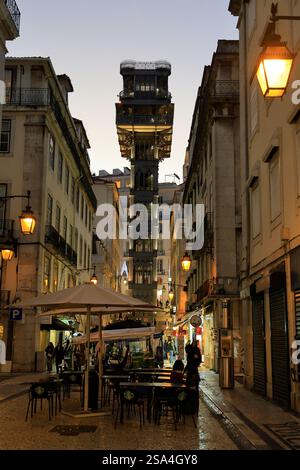Blick in die Dämmerung auf den Santa Justa Lift ( Elevador de Santa Justa) in Baixa, der Unterstadt des historischen Viertels von Lissabon, Portugal Stockfoto