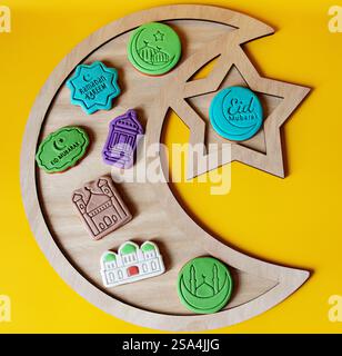 Traditionelles islamisches fest, Cookies zur Feier von Eid El Fitr (Kahk). Lebkuchenkekse mit unterschiedlicher Form der Moschee, Mondsichel auf weiß, Stockfoto
