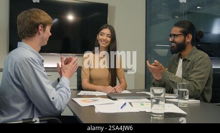 Glückliche Geschäftsfrau Sprecherin Frau ceo Leader Coach spricht mit Team verschiedene Mitarbeiter Geschäftsleute Kollegen Applaus erfolgreich Stockfoto