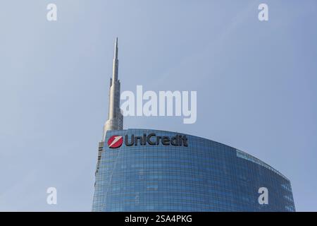 Italien, Mailand - 13. Mai 2022: UniCredit-Banklogo am Hauptsitz Stockfoto
