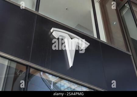 Italien, Mailand - 13. Mai 2022: Tesla-Logo am Eingang der Elektrofahrzeuge Stockfoto