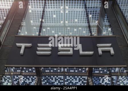 Italien, Mailand - 13. Mai 2022: Tesla-Logo am Eingang der Elektrofahrzeuge Stockfoto