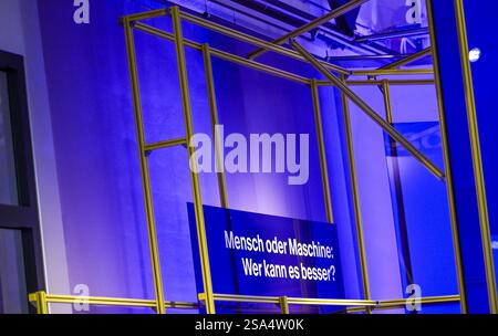 Berlin, Deutschland. Januar 2025. Im Innovations- und Qualitätszentrum (IQZ) für Künstliche Intelligenz des Deutschen Technischen Museums steht auf dem Bildschirm „Mensch oder Maschine? Wer kann es besser machen?" Der interaktive Erlebnisraum für KI zeigt KI-Produkte in der Praxis, wie Bilderkennung, Sprachmodelle und in medizinischen Anwendungen. Das IQZ ist Teil der Mission AI Initiative, mit der die Bundesregierung den Einsatz von KI in Deutschland fördern will. Quelle: Jens Kalaene/dpa/Alamy Live News Stockfoto