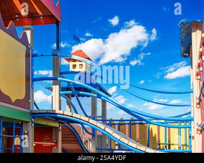 Ein farbenfroher Kinderspielplatz. Stockfoto