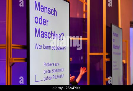 Berlin, Deutschland. Januar 2025. Im Innovations- und Qualitätszentrum (IQZ) für Künstliche Intelligenz des Deutschen Technischen Museums steht auf den Bildschirmen „Mensch oder Maschine? Wer kann es besser machen?" Der interaktive Erlebnisraum für KI zeigt KI-Produkte in der Praxis, wie Bilderkennung, Sprachmodelle und in medizinischen Anwendungen. Das IQZ ist Teil der Mission AI Initiative, mit der die Bundesregierung den Einsatz von KI in Deutschland fördern will. Quelle: Jens Kalaene/dpa/Alamy Live News Stockfoto