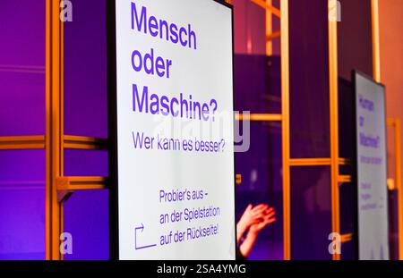 Berlin, Deutschland. Januar 2025. Im Innovations- und Qualitätszentrum (IQZ) für Künstliche Intelligenz des Deutschen Technischen Museums steht auf den Bildschirmen „Mensch oder Maschine? Wer kann es besser machen?" Der interaktive Erlebnisraum für KI zeigt KI-Produkte in der Praxis, wie Bilderkennung, Sprachmodelle und in medizinischen Anwendungen. Das IQZ ist Teil der Mission AI Initiative, mit der die Bundesregierung den Einsatz von KI in Deutschland fördern will. Quelle: Jens Kalaene/dpa/Alamy Live News Stockfoto