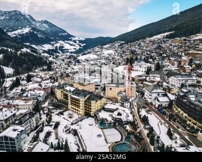 Drohnenansicht der schneebedeckten Stadt St. Ulrich in den Dolomiten in Norditalien Stockfoto