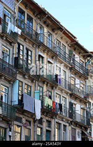 Wäschereien hängen auf den Balkonen der traditionellen Apartments in der Altstadt von Porto.Portugal Stockfoto