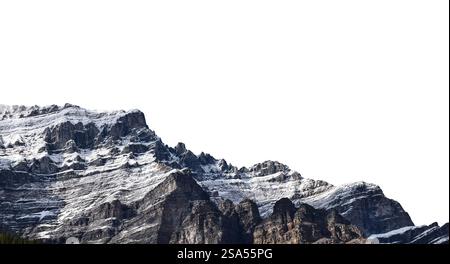 Berggipfel mit Schnee verstaubt, isolierter Ausschnitt auf weiß Stockfoto