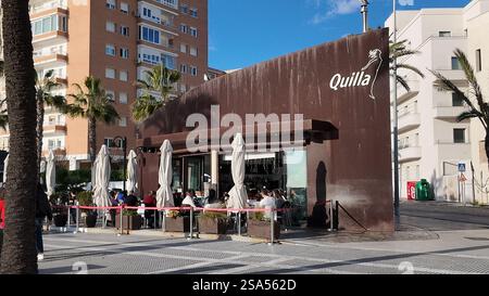 Quilla ist ein Restaurant in der Nähe des Strandes La Caleta in Cádiz, Spanien, das mediterrane Küche anbietet Stockfoto
