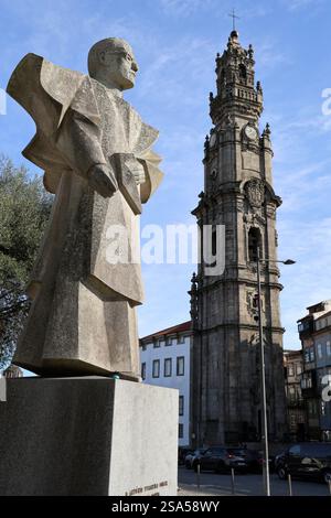 Die Statue des ehemaligen Bischofs von Porto Antonio Ferreira Gomes mit dem Kirchturm Clérigos im Hintergrund.Porto.Portugal Stockfoto
