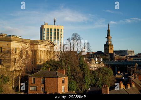 Die Gebäude stürzen in Richtung Newcastle Quayside, Newcastle upon Tyne, England. Stockfoto