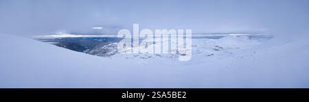 Atemberaubende Schneelandschaft vom Gaustatoppen Berg in Norwegen. Stockfoto