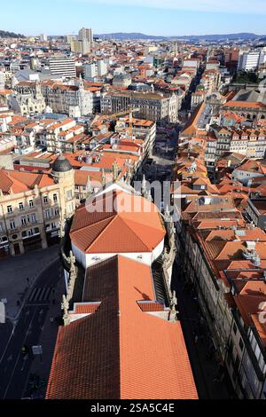 Der Blick auf die Stadt Porto vom Kirchturm Clérigos mit der Kirche Clérigos im Vordergrund.Porto.Portugal Stockfoto