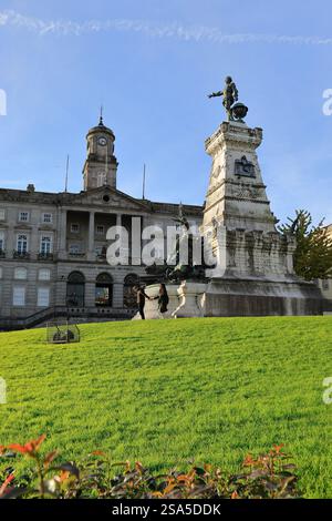 Das Denkmal von Prinz Heinrich dem Seefahrer auf dem Prinz Henry Platz und Gärten (Jardim do Infante Dom Henrique) mit dem neoklassizistischen Börsenpalast (Palácio da Bolsa) im Hintergrund. Porto.Portugal Stockfoto