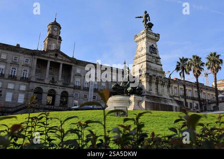 Das Denkmal von Prinz Heinrich dem Seefahrer auf dem Prinz Henry Platz und Gärten (Jardim do Infante Dom Henrique) mit dem neoklassizistischen Börsenpalast (Palácio da Bolsa) im Hintergrund. Porto.Portugal Stockfoto