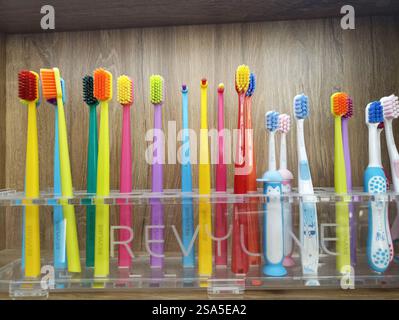 Buntes Zahnbürstensortiment auf Displayregal für die Mundhygiene. Stockfoto