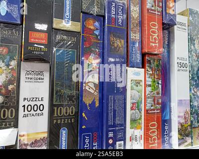 Verschiedene bunte Puzzleboxen im Ladenregal. Stockfoto