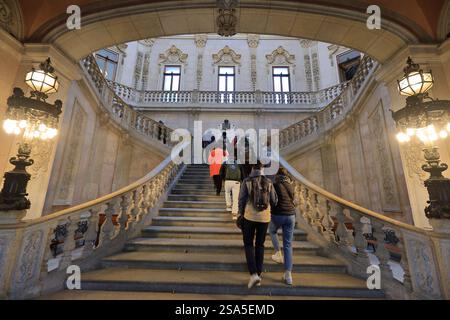 Die prächtige Treppe im Inneren des Börsenpalastes (Palácio da Bolsa). Porto, Portugal Stockfoto