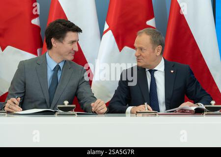 Der kanadische Premierminister Justin Trudeau (L) unterzeichnet zusammen mit dem polnischen Premierminister Donald Tusk (R) ein Dokument über die Zusammenarbeit zwischen Polen und Kanada. Der polnische Premierminister Donald Tusk und der kanadische Premierminister Justin Trudeau diskutierten die Polnisch-kanadischen Beziehungen. Beide Staats- und Regierungschefs konzentrierten sich auf die Zusammenarbeit ihrer Länder bei der Unterstützung der Ukraine und der Stärkung der Ostflanke der NATO. Sie befassten sich auch mit den jüngsten Herausforderungen im Bereich der internationalen Sicherheit und sondierten Möglichkeiten für eine Zusammenarbeit während des polnischen EU-Ratsvorsitzes. Die Europäische Union als wichtiger strategischer Partner Stockfoto
