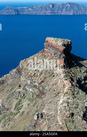 Skaros Rock in Santorin, Griechenland, eine historische vulkanische Formation mit Blick auf die Ägäis. Ein malerisches Wanderziel mit atemberaubendem Blick auf die Caldera Stockfoto