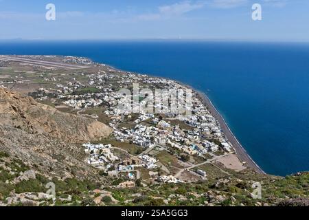 Blick vom antiken Thira auf Kamari und die Ägäis in Santorin, Griechenland. Eine historische Stätte mit atemberaubenden Küsten- und Vulkanlandschaften. Stockfoto