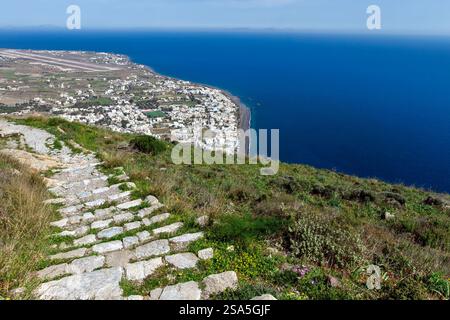 Blick vom antiken Thira auf Kamari und die Ägäis in Santorin, Griechenland. Eine historische Stätte mit atemberaubenden Küsten- und Vulkanlandschaften. Stockfoto