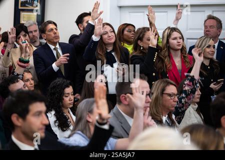 Washington, Usa. Januar 2025. Journalisten heben ihre Hände, um Fragen zu stellen, während die Pressesekretärin des Weißen Hauses, Karoline Leavitt, am 28. Januar 2025 ein Pressegespräch im Weißen Haus hält. (Francis Chung/POLITICO) Credit: SIPA USA/Alamy Live News Stockfoto