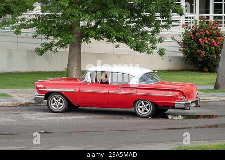 HAVANNA, KUBA - 28. AUGUST 2023: Rückansicht des roten Oldtimers Chevrolet Bel Air 1958 in den Straßen von Havanna, Kuba, rostiges Fahrzeug Stockfoto