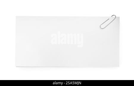 Leeres Papierblatt befestigt mit Clip isoliert auf weiß, Draufsicht Stockfoto