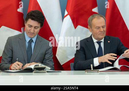 Der kanadische Premierminister Justin Trudeau (L) unterzeichnet zusammen mit dem polnischen Premierminister Donald Tusk (R) ein Dokument über die Zusammenarbeit zwischen Polen und Kanada. Der polnische Premierminister Donald Tusk und der kanadische Premierminister Justin Trudeau diskutierten die Polnisch-kanadischen Beziehungen. Beide Staats- und Regierungschefs konzentrierten sich auf die Zusammenarbeit ihrer Länder bei der Unterstützung der Ukraine und der Stärkung der Ostflanke der NATO. Sie befassten sich auch mit den jüngsten Herausforderungen im Bereich der internationalen Sicherheit und sondierten Möglichkeiten für eine Zusammenarbeit während des polnischen EU-Ratsvorsitzes. Die Europäische Union als wichtiger strategischer Partner Stockfoto