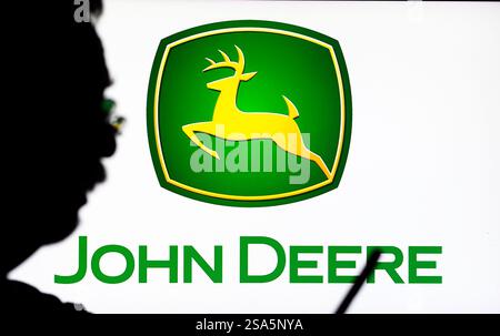 Deutschland. Januar 2025. In dieser Abbildung wird das Logo von Deere & Company im Hintergrund angezeigt. (Foto von Valera Golovniov/SOPA Images/SIPA USA) *** ausschließlich für redaktionelle Nachrichten *** Credit: SIPA USA/Alamy Live News Stockfoto