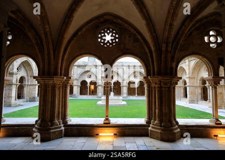 Der Kreuzgang der historischen romanischen alten Kathedrale von Coimbra in Coimbra.Portugal Stockfoto