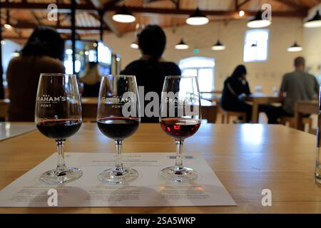 Portweingläser enthalten drei Arten von Graham's Port Wein bei einer Weinprobe in Graham's Port Lodge Tour.Porto.Portugal Stockfoto