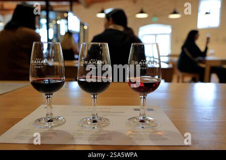 Portweingläser enthalten drei Arten von Graham's Port Wein bei einer Weinprobe in Graham's Port Lodge Tour.Porto.Portugal Stockfoto
