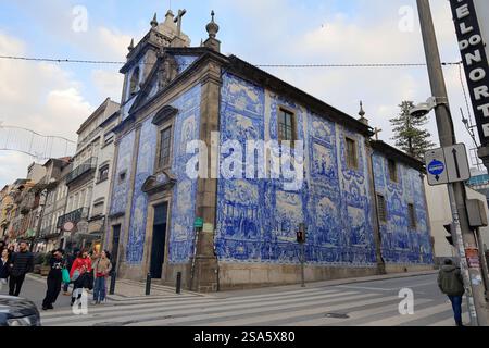 Die Außenansicht der Kapelle Santa Catarina (Capela das Almas) mit Azulejos blauen Fliesen Wanddekoration. Porto.Portugal Stockfoto