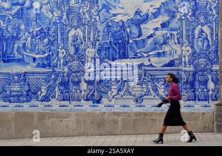 Ein geschlossener Blick auf einen Fußgänger-Pass am blauen Fliesengemälde von Azulejos, das das Äußere der Kapelle Santa Catarina (Capela das Almas) verziert. Porto.Portugal Stockfoto