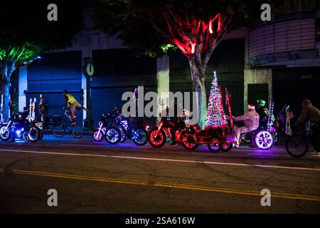Los Angeles, USA. Dezember 2024. Weihnachtslicht-Radfahrer auf dem Hollywood BLVD. Stockfoto