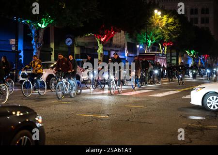 Los Angeles, USA. Dezember 2024. Weihnachtslicht-Radfahrer auf dem Hollywood BLVD. Stockfoto