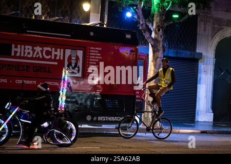 Los Angeles, USA. Dezember 2024. Weihnachtslicht-Radfahrer auf dem Hollywood BLVD. Stockfoto