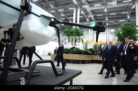 Togliatti, Russland. Januar 2025. Der russische Präsident Wladimir Putin, Center, wird am 28. Januar 2025 im Samara Research Center in Togliatti, Oblast Samara, Russland, von Transport des zukünftigen CEO Yuri Kozarenko durch die Produktion von unbemannten Flugzeugsystemen besucht. Quelle: Vyacheslav Prokofyev/Kreml Pool/Alamy Live News Stockfoto
