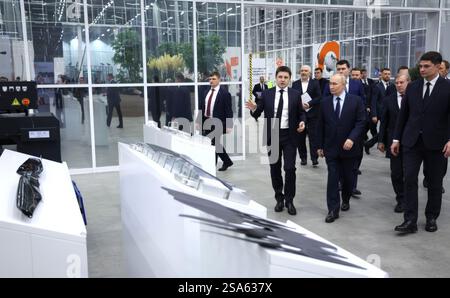 Togliatti, Russland. Januar 2025. Der russische Präsident Wladimir Putin, Center, wird am 28. Januar 2025 im Samara Research Center in Togliatti, Oblast Samara, Russland, durch Transport durch die Produktion von unbemannten Flugzeugsystemen des zukünftigen CEO Juri Kozarenko, links, im Samara Research Center in Togliatti, Oblast Samara, Russland, geführt. Quelle: Vyacheslav Prokofyev/Kreml Pool/Alamy Live News Stockfoto