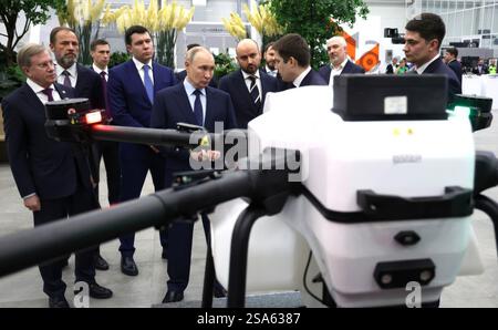 Togliatti, Russland. Januar 2025. Der russische Präsident Wladimir Putin, Center, wird am 28. Januar 2025 im Samara Research Center in Togliatti, Oblast Samara, Russland, von Transport des zukünftigen CEO Yuri Kozarenko durch die Produktion von unbemannten Flugzeugsystemen besucht. Quelle: Vyacheslav Prokofyev/Kreml Pool/Alamy Live News Stockfoto