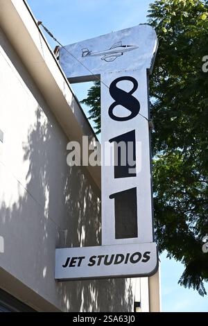 LONG BEACH, KALIFORNIEN - 24. JAN 2025: Schild in den Jet Studios mit verschiedenen Kunstgruppen und Einzelpersonen, die nur eine Nacht Shows mit Kunst und Pho veranstalten Stockfoto