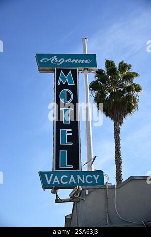 LONG BEACH, KALIFORNIEN - 24. JAN 2025: Nahaufnahme des Argonne Motel-Schilds an der 7th Street im East Village Arts District. Stockfoto