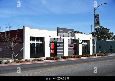 LONG BEACH, KALIFORNIEN - 24. JAN 2025: Armory Lofts in der 7th Street im East Village Arts District, Eine Live - Work Community für kreative Profis Stockfoto