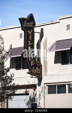 LONG BEACH, KALIFORNIEN - 24. JAN 2025: Schild bei East Village Lofts an der East 7th Street in Downtown Long Beach. Stockfoto