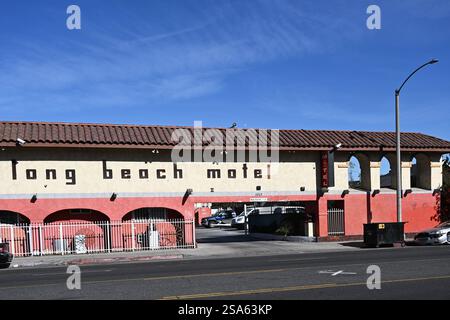 LONG BEACH, KALIFORNIEN - 24. JAN 2025: Long Beach Motel an der 7th Street im East Village Arts District. Stockfoto