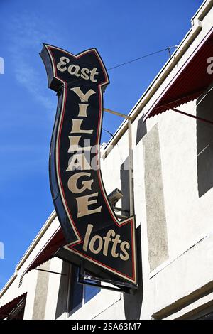 LONG BEACH, KALIFORNIEN - 24. JAN 2025: Nahaufnahme des East Village Lofts-Schilds, einer Wohnsiedlung in der East 7th Street in der Innenstadt von Long Beach. Stockfoto