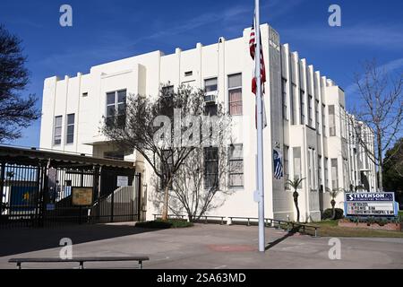 LONG BEACH, KALIFORNIEN - 24. JAN 2025: Stevenson Elementary School in der Innenstadt von Long Beach, benannt nach dem Autor Robert Louis Stevenson. Stockfoto